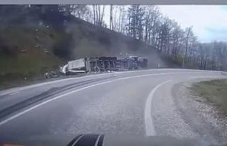 Virajı alamayan tır devrildi, sürücü yaralandı:...