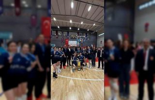 Voleybol turnuvasında Kazakistanlı öğrenciler...