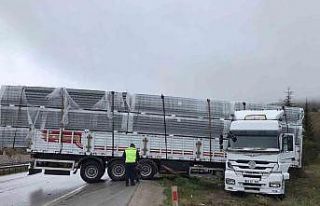 Yağış nedeniyle kayan tır yoldan çıktı