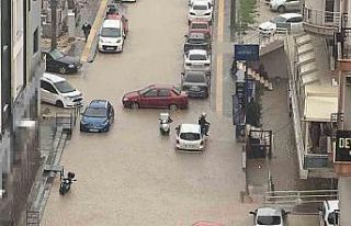 Yağmurda mahsur kalan motosikletli çareyi otomobilin...