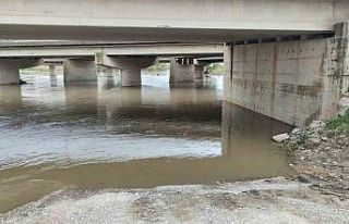 Yağmurdan yükselen dere, aracıyla köprü altından...