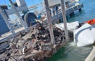 Yanan teknelerin enkazları kaldırılıyor