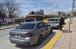 Yaya geçidinin önünde maddi hasarlı kaza