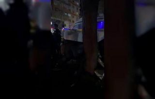 Yayaya çarpmamak için direksiyonu kardı, ağaca...