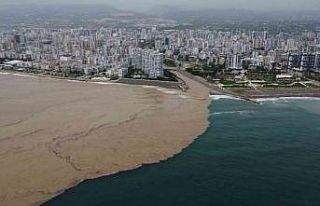 Yaylalardaki sel dereleri coşturdu, Akdeniz’i kahverengiye...