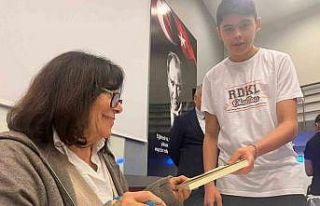 Yazar Latife Tekin, İzmir’de lise öğrencileriyle...