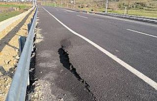 Yeni yapılan yolda çatlak ve göçükler oluştu