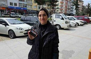 Yerde değil yüksekte arayınca cüzdanını buldu