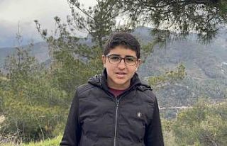 Yıpranan bayrağı fark eden öğrenci, yenisiyle...