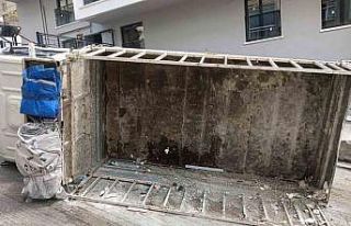 Yokuşta ilerleyemeyen kamyonetini araçlara çarpmamak...