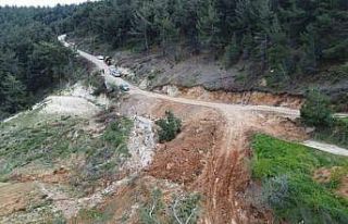 Yol çöktü, mahalleli 3 aydır tarlasına yürüyerek...