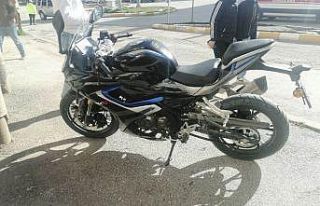 Yola savrulan motosikletin sürücüsü kaskı sayesinde...