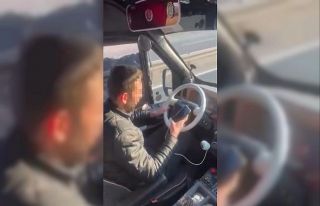 Yolcu dolu dolmuşta bir yandan telefona baktı, diğer...