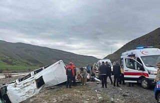 Yolcu minibüsü dere yatağına yuvarlandı: 16 yaralı