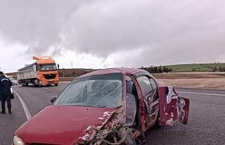 Yolda kayan araç karşı şeride geçerek araçla...