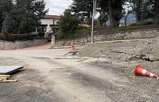 Yolda oluşan çatlaklar valilik konutunu geçici...
