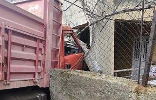 Yük kamyonu duvarı aşıp eve daldı