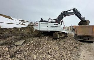 Yüksekova’da heyelan bölgesinde çalışmalar...
