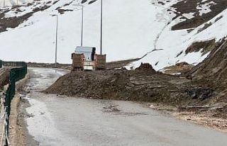 Yüksekova’da heyelan: Pizok yolu 5 gündür tek...