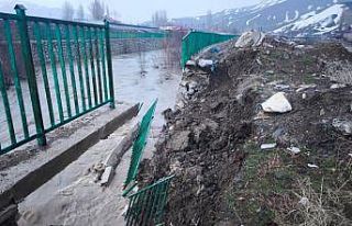 Yüksekova’da istinat duvarı çöktü