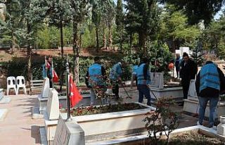 Yükümlülerden şehitliğe örnek davranış