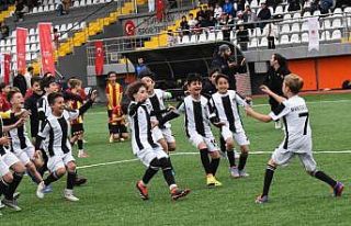 Yunusemre’de 23 Nisan coşkusu yeşil sahada yaşandı