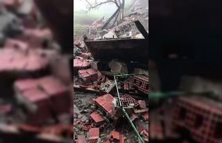 Amasya’da ahır yıkıldı, kadın çiftçi hayvanlarını...