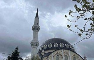 Arnavutköy’de rüzgarın etkisiyle caminin minaresi...