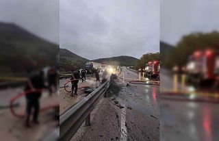 Bariyerlere çarparak yanan otomobilin sürücüsü...