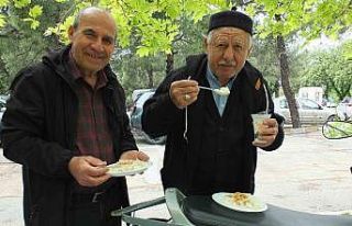 Burhaniye’de pilav hayırları devam ediyor