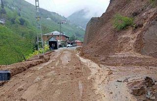 Büyükşehir, heyelanın kapattığı yolları yeniden...