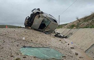 Devrilen otomobilde biri bebek 3 kişi yaralandı