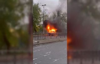 Eyüpsultan’da kamyonet alev alev yandı