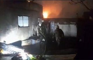 Fatih’te 5 katlı iş merkezinde çatı yangını
