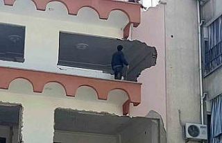 Güvenlik önlemleri alınmadan yapılan bina yıkımı...