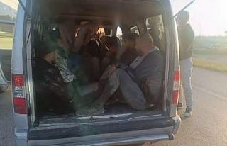 Hafif ticari araca 10 göçmen sığdıran insan tacirine...