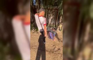 İzmir’de yaşlı adama tekmeyle saldıran şüpheliler...