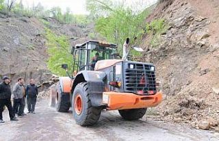 Kastamonu’da heyelan sebebiyle kapanan yol ulaşıma...