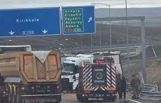 Konya’da meyve ve sebze yüklü tır bariyerlere...