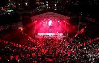 Kumluca’da festival coşkusu Poizi konseriyle devam...