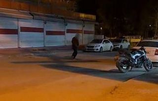 Madde bağımlısı yolun ortasında yalpalayarak...