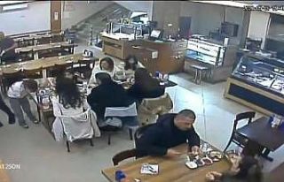 Nefes borusuna yemek kaçan küçük kızı restoran...