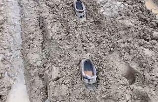 Önce otomobili sonra ayakkabıları çamura saplandı,...