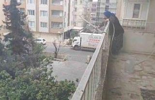Park halinde alev alan aracı yaşlı kadın balkondan...