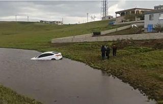 Siverek’te otomobil gölete düştü