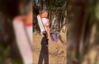 Sokakta uyuyan yaşlı adamın yüzüne tekme atıp...