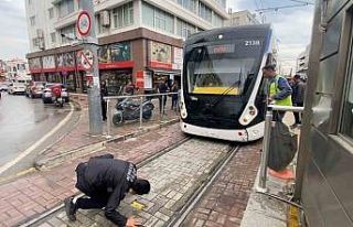 Tramvayın altına giren yavru kedi, yolcuları ve...