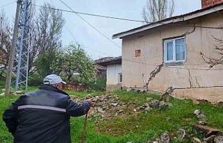 Yağış sonrası toprak kaydı, 9 yapı zarar gördü