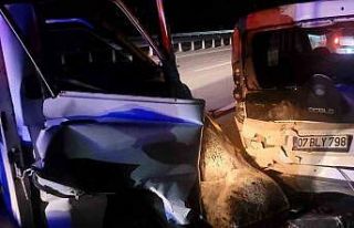 Alanya’da kamyonet park halindeki otomobile çarptı:...