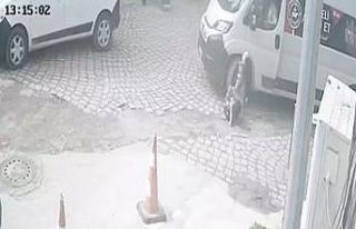 Ayağı minibüsün altında kalan yayanın görüntüleri...